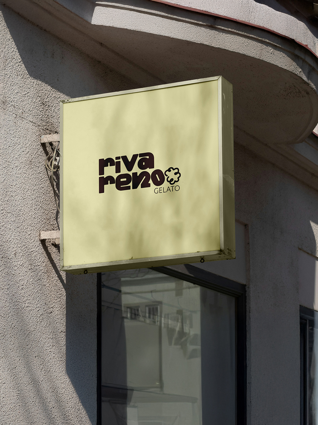 Papiertüte mit Rivareno-Logo vor einer Hausfassade